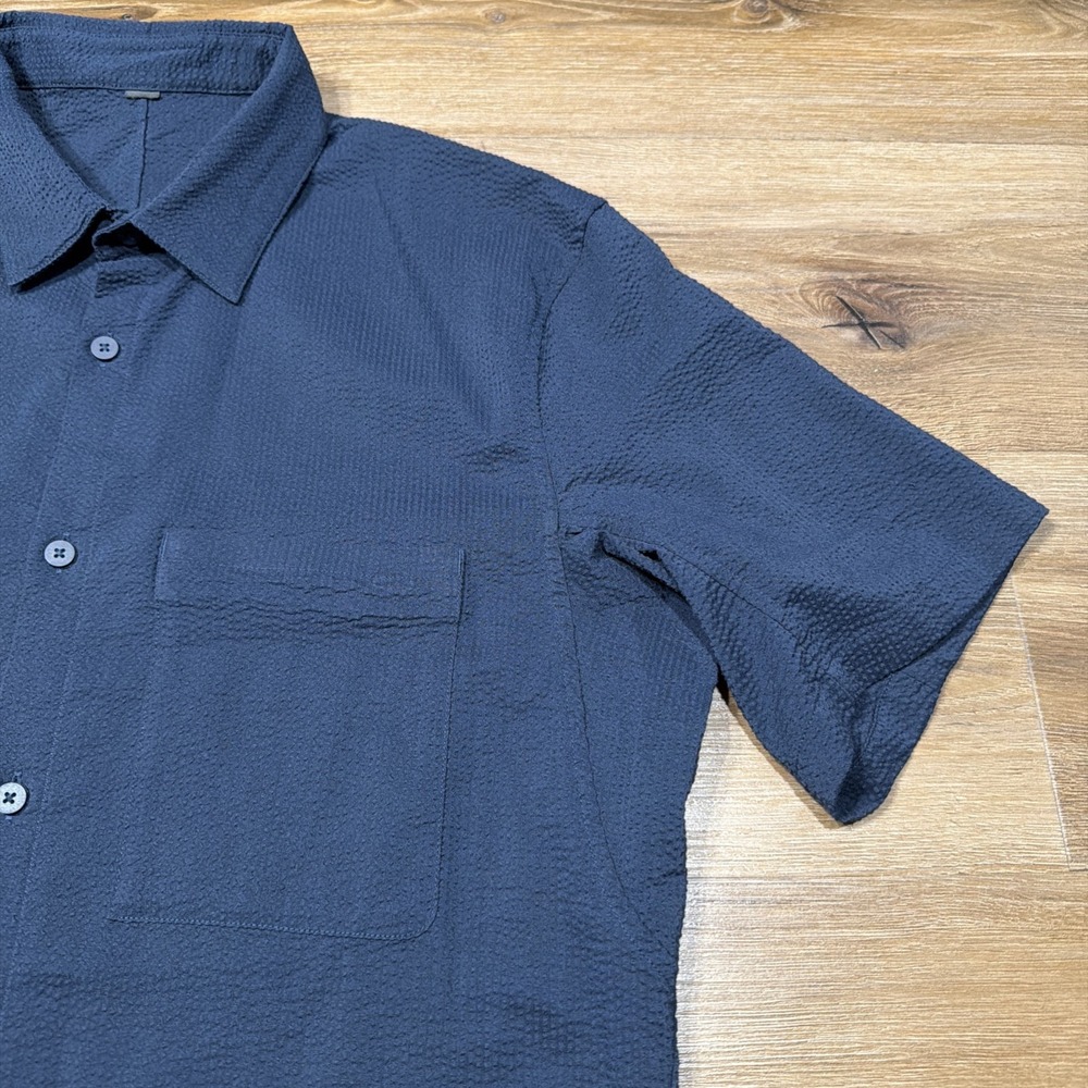 Lululemon Seersucker Shirt Mens MEDIUM Navy Blue Short Sleeve Performance Preppy - Picture 3 of 8